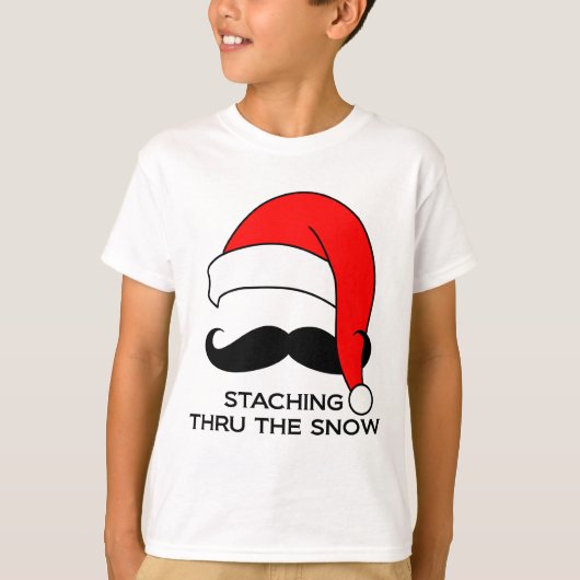 口ひげクリスマス – 雪の上を歩く Tシャツ (正面)