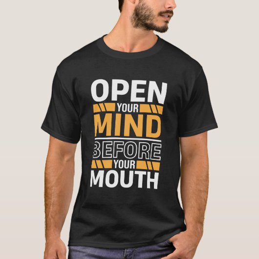 口より先に心を開け 太字タイポグラフィ Tシャツ (正面)