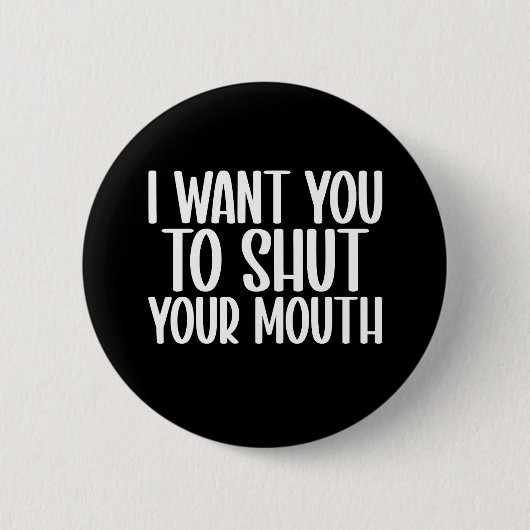 口を閉じてほしい 缶バッジ (正面)