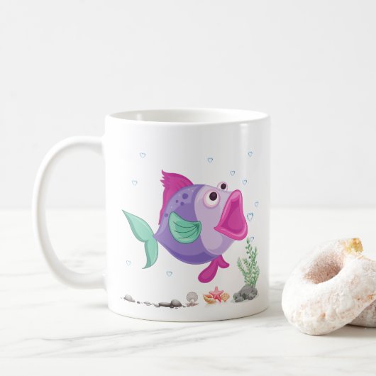口を開けて泡と水中フローラを持つ魚。 コーヒーマグカップ (ドーナツ)