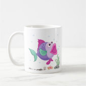 口を開けて泡と水中フローラを持つ魚。 コーヒーマグカップ (左)