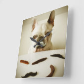 口フランスのひげのあるブルドッグ スクエア壁時計 (傾斜)