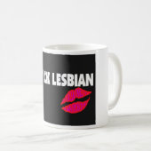 口紅のレズビアン(陽気なレズビアン)のギフト コーヒーマグカップ (正面右)