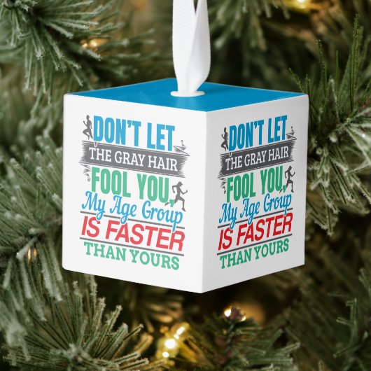 古いおもしろいランナー – より速い年齢グループランニングの キューブオーナメント (ツリー)