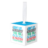 古いおもしろいランナー – より速い年齢グループランニングの キューブオーナメント (正面アングル)