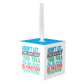 古いおもしろいランナー – より速い年齢グループランニングの キューブオーナメント (裏面アングル)