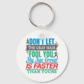 古いおもしろいランナー – より速い年齢グループランニングの キーホルダー (正面)