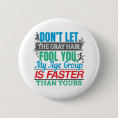 古いおもしろいランナー – より速い年齢グループランニングの 缶バッジ (正面)