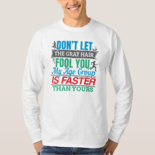 古いおもしろいランナー – より速い年齢グループランニングの Tシャツ