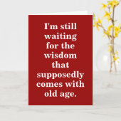 古いおもしろい誕生日引用文オンレッド カード (黄色い花)