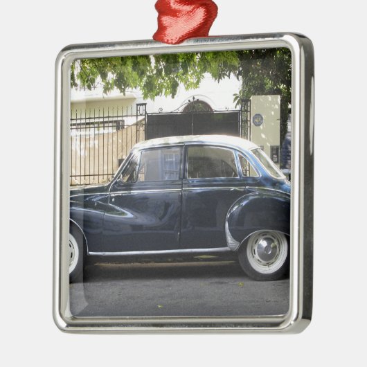 古いが、アウディ保はよく乗っている。 メタルオーナメント (左)