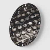 古いアンティークタイプライタ鍵白黒 ラージ壁時計 (傾斜)