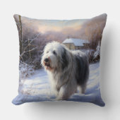 古いイギリスの牧羊犬が雪のクリスマスを過ごした クッション (正面)