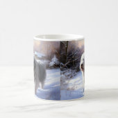 古いイギリスの牧羊犬が雪のクリスマスを過ごした コーヒーマグカップ (中央)