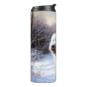 古いイギリスの牧羊犬が雪のクリスマスを過ごした タンブラー (回転左)