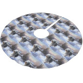 古いイギリスの牧羊犬が雪のクリスマスを過ごした ブラッシュドポリエステルツリースカート (アングル)