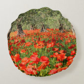 古いオリーブの下の赤いケシの花 ラウンドクッション (裏面)