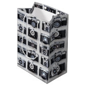 古いカメラコレクターフォトグラファーのギフトラップ ミディアムペーパーバッグ (正面アングル)