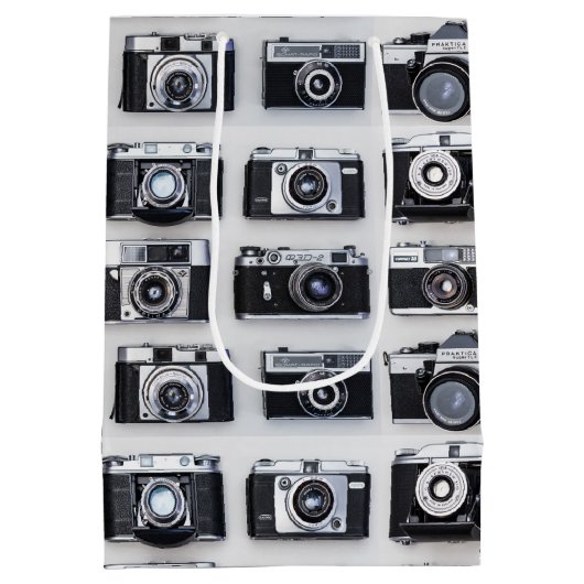 古いカメラコレクターフォトグラファーのギフトラップ ミディアムペーパーバッグ (裏面)