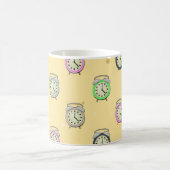 古いカラフル目覚まし時計パターン コーヒーマグカップ (中央)