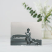 古いカードの裏に座っているかわいい女の子 ポストカード (スタンド正面)