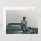 古いカードの裏に座っているかわいい女の子 ポストカード (正面/裏面)