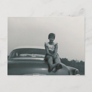 古いカードの裏に座っているかわいい女の子 ポストカード
