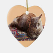 古いカーペットの上のトルコ猫 セラミックオーナメント (右)