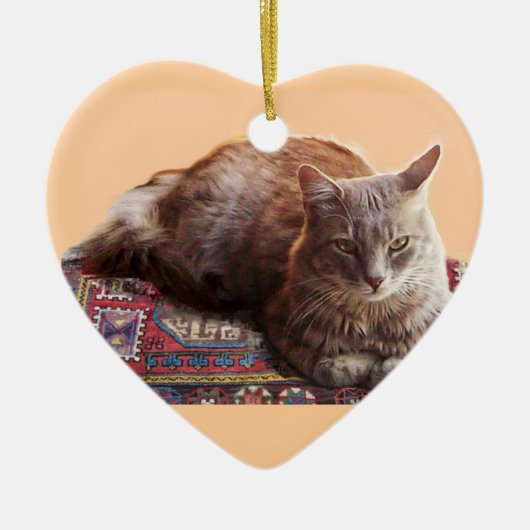 古いカーペットの上のトルコ猫 セラミックオーナメント (正面)