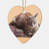 古いカーペットの上のトルコ猫 セラミックオーナメント (左)