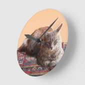 古いカーペットの上のトルコ猫 ラウンド壁時計 (傾斜)