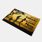 古いギタリストと彼の美しいミューズ ドアマット (アングル)