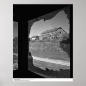 古いクックハウスの壊れたスクリーンを通して納屋 ポスター (正面)