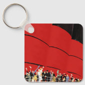 古いクルーズ客船の乗客が別れの挨拋をしている様子 キーホルダー (正面)