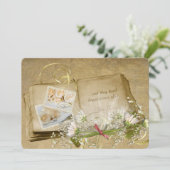 古いスクラップ結婚ブックをブライダルの花束で開く 招待状 (スタンド正面)