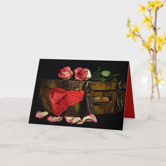 古いスーツケースの記念日に赤い下着とバラ カード (黄色い花)