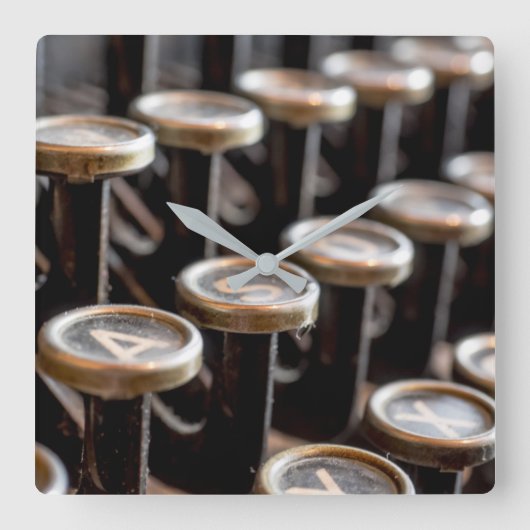 古いタイプライターは正方形の柱時計を調整します スクエア壁時計 (正面)