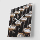 古いタイプライターは正方形の柱時計を調整します スクエア壁時計 (傾斜)