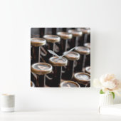 古いタイプライターは正方形の柱時計を調整します スクエア壁時計 (ホーム)