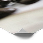 古いテーブルの色に散らばったコーヒー豆16x20 ポスター (角)