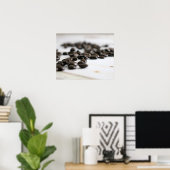 古いテーブルの色に散らばったコーヒー豆16x20 ポスター (ホームオフィス)