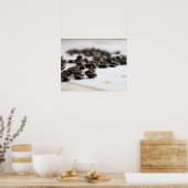 古いテーブルの色に散らばったコーヒー豆16x20 ポスター (キッチン)