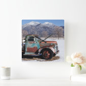 古いトラックが野原に座っていた スクエア壁時計 (ホーム)