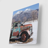 古いトラックが野原に座っていた スクエア壁時計 (傾斜)