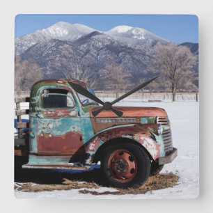 古いトラックが野原に座っていた スクエア壁時計