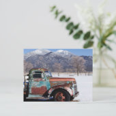 古いトラックが野原に座っていた ポストカード (スタンド正面)