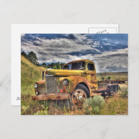 古いトラックが野原に捨てられた ポストカード (正面/裏面)