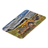 古いトラックが野原に捨てられた マグネット (左側)