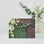 古いドアとバラ ポストカード (スタンド正面)