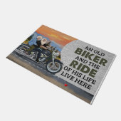 古いバイクもしくは自転車に乗る人と彼の人生の乗り物 ドアマット (アングル)